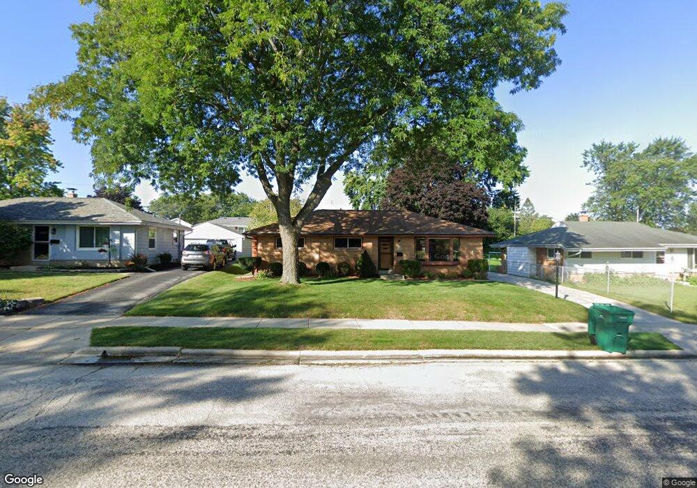 W150N8349 Saxony Dr, Menomonee Falls, WI 53051 - photo 1