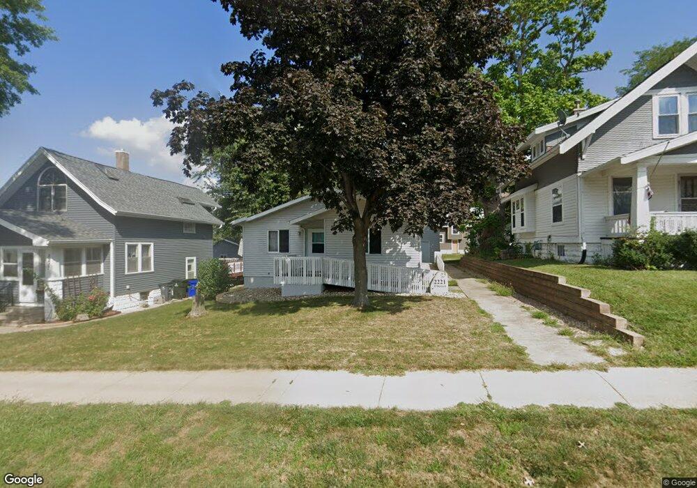 2221 J St SW, Cedar Rapids, IA 52404 - photo 1