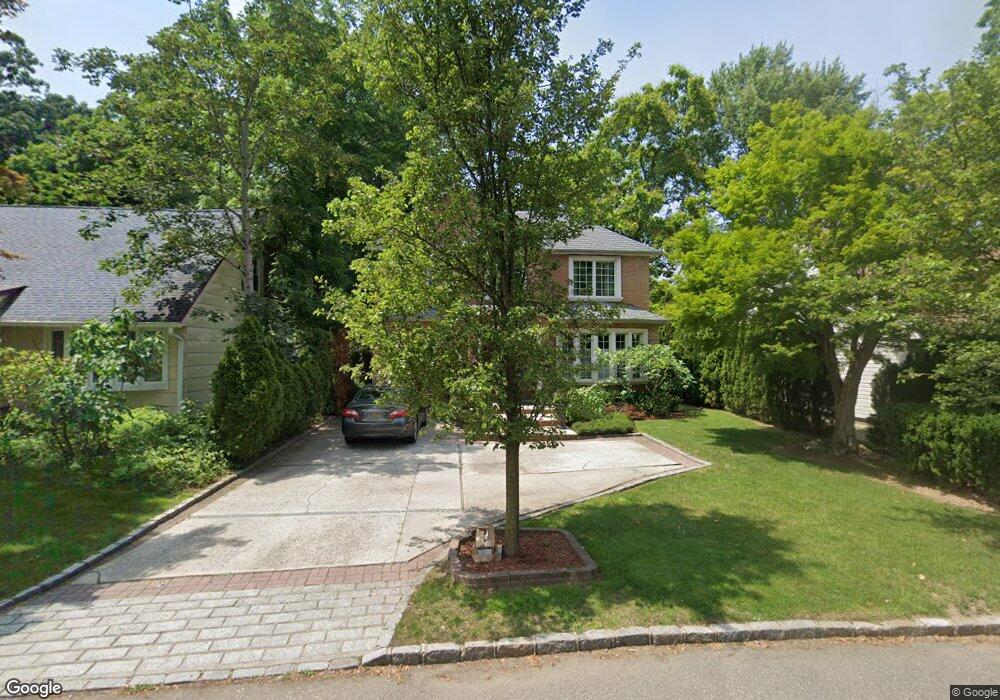 5 Moreland Ct, Great Neck, NY 11024 - photo 1