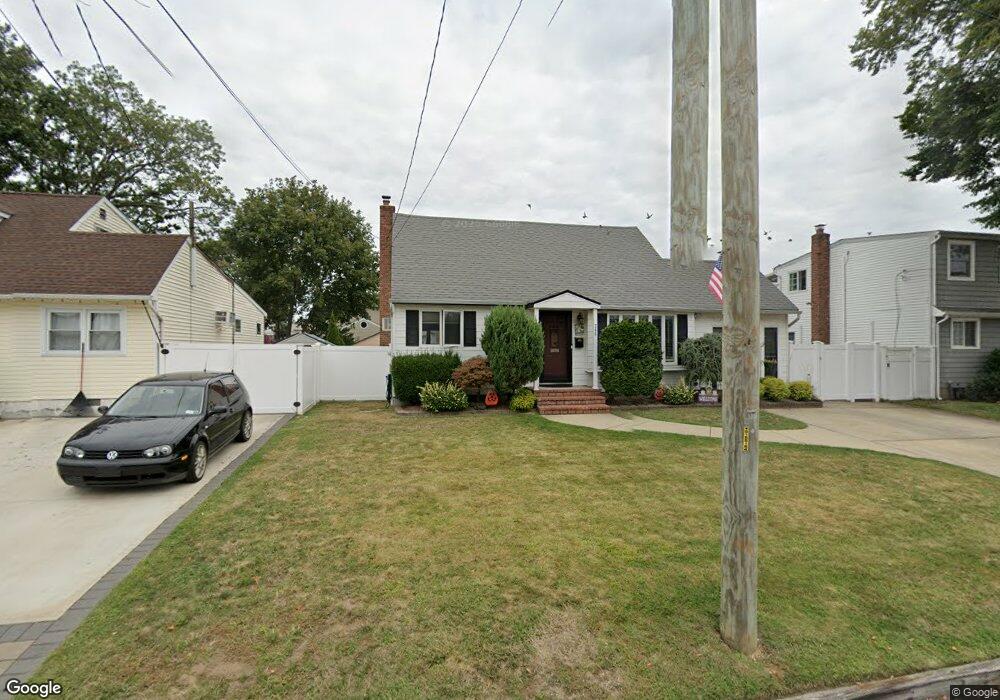 246 29th St, Lindenhurst, NY 11757 - photo 1