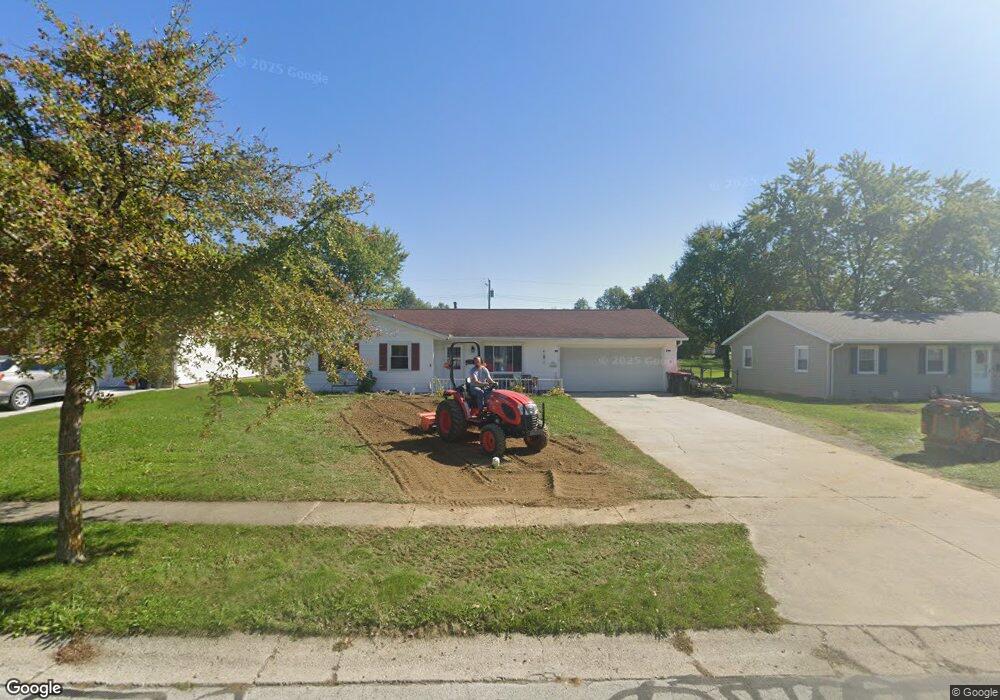 814 N Blackhoof St, Wapakoneta, OH 45895 - photo 1