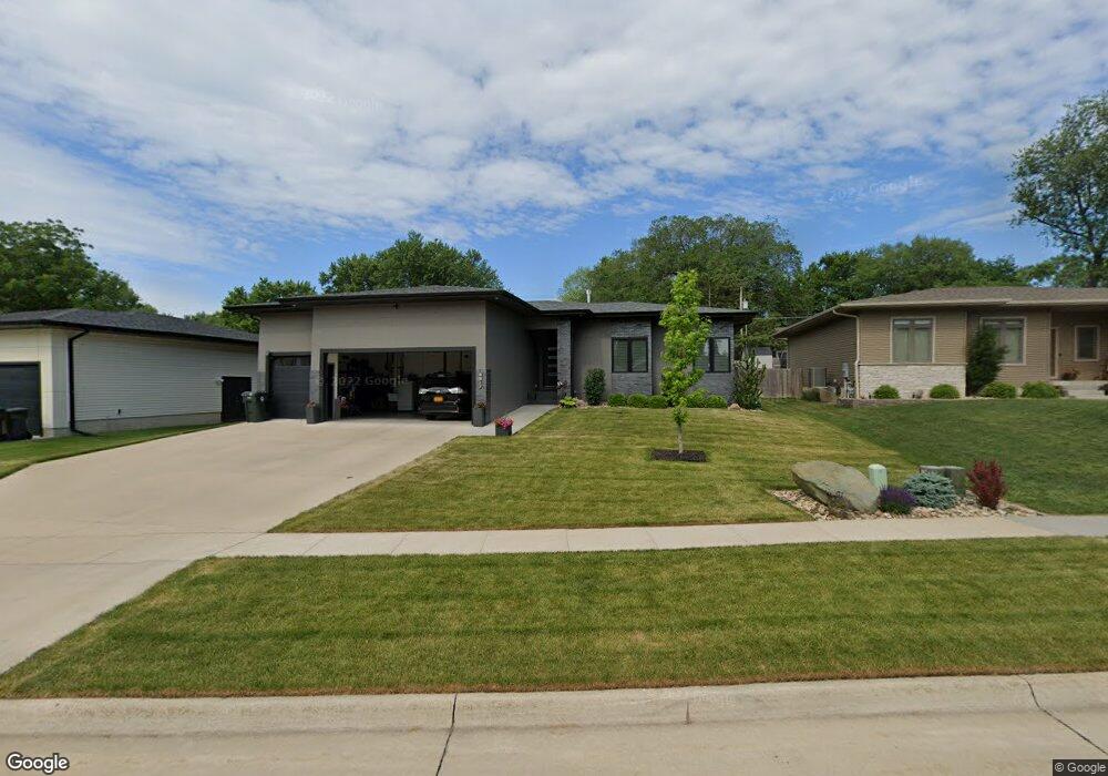 4017 Wedgewood Dr, Cedar Falls, IA 50613 - photo 1