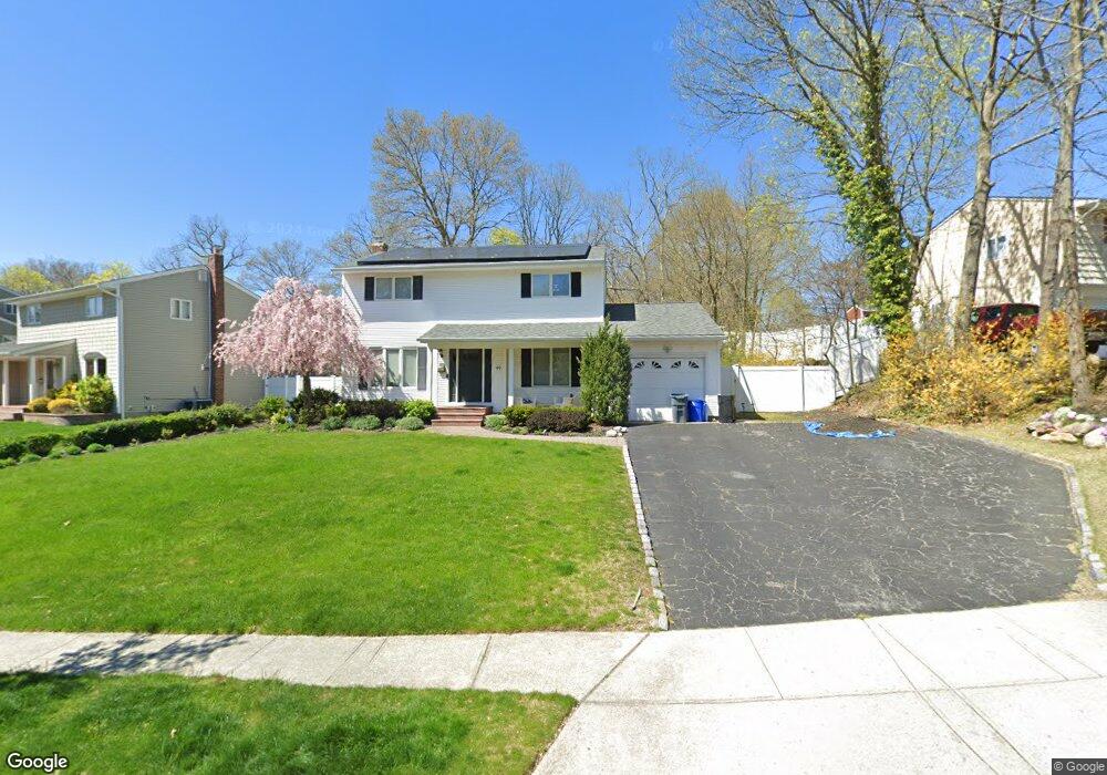 49 Somerset Dr, ComMacK, NY 11725 - photo 1