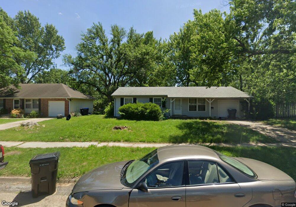 3311 SW 32nd St, Topeka, KS 66614 - photo 1