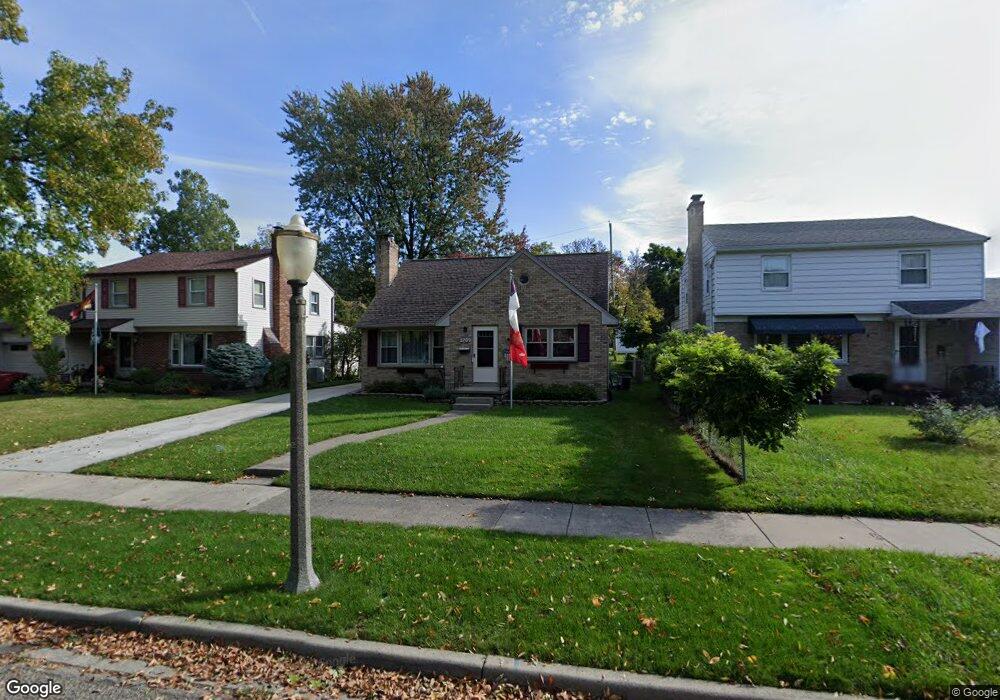 2709 Fairfax Rd, Lansing, MI 48910 - photo 1