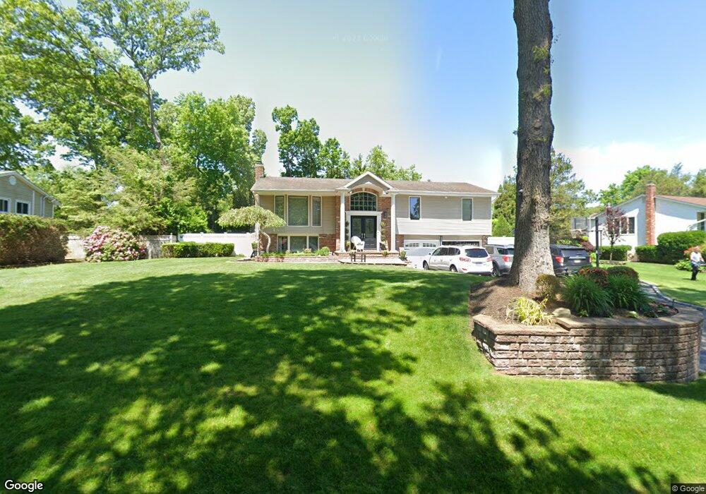 16 Pinecone Ln, ComMacK, NY 11725 - photo 1