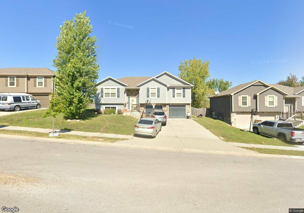 402 W Heritage Dr, Raymore, MO 64083 - photo 1