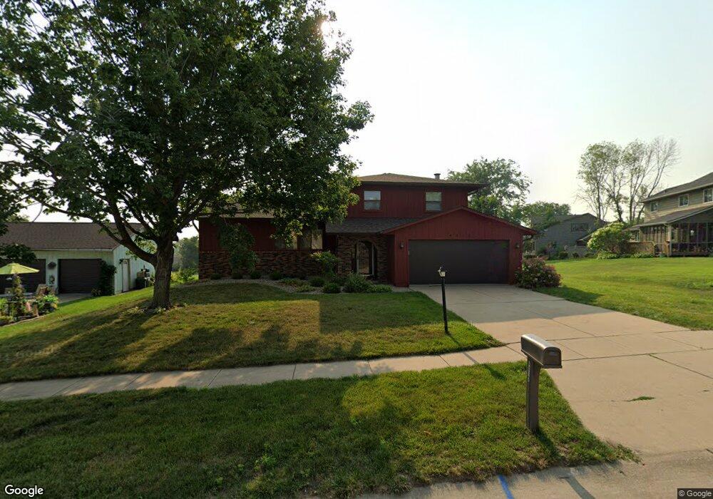 4010 Wedgewood Dr NE, Cedar Rapids, IA 52402 - photo 1