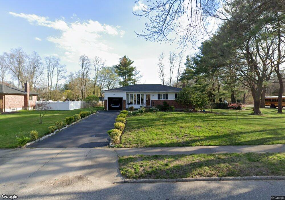 2 Pawnee Dr, ComMacK, NY 11725 - photo 1