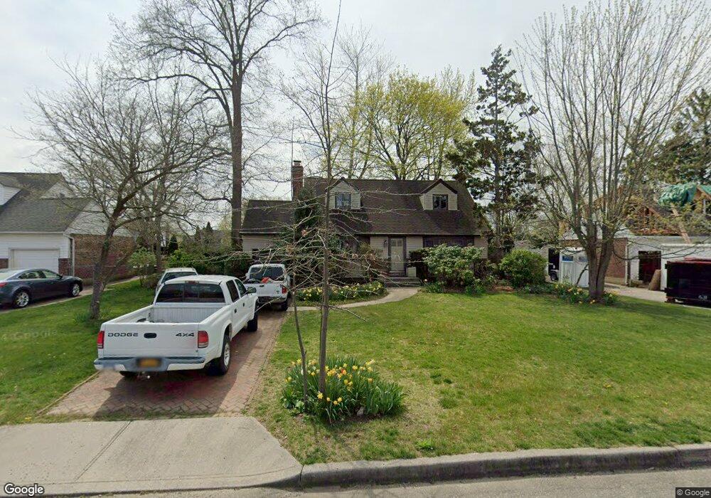 11 Terry Ln, ComMacK, NY 11725 - photo 1