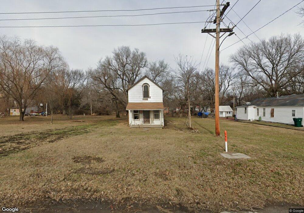 1915 Gabriel Ave, Parsons, KS 67357 - photo 1