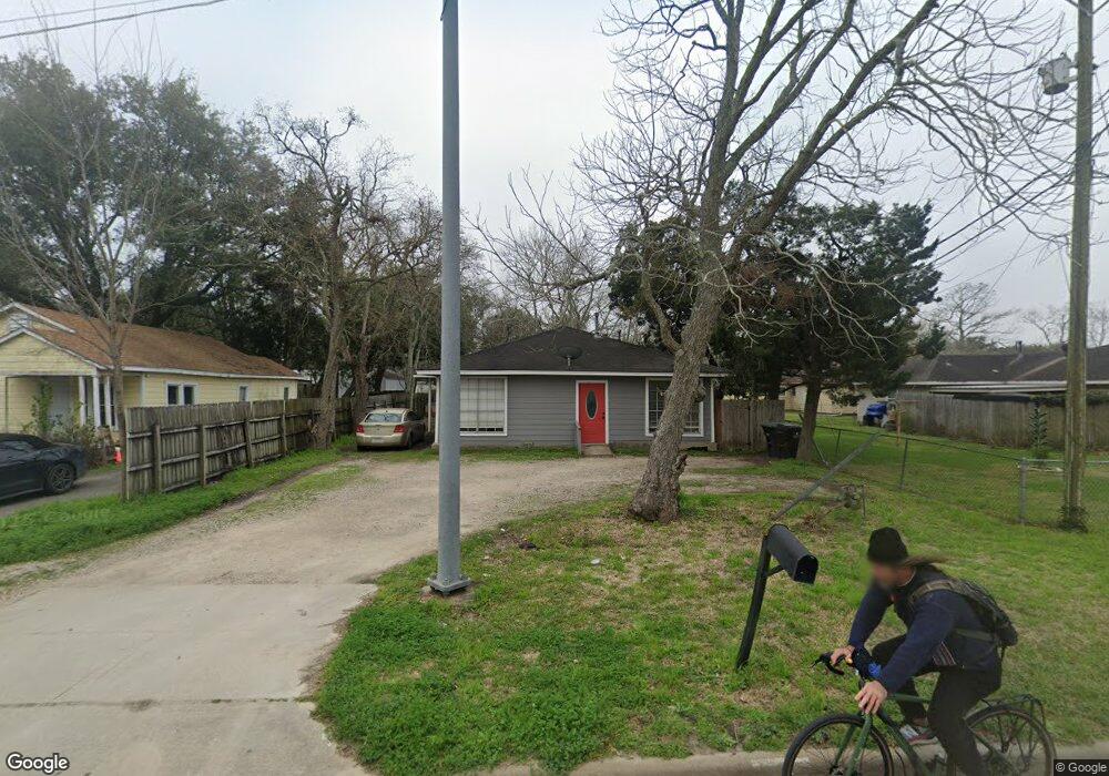 227 W South St, Alvin, TX 77511 - photo 1