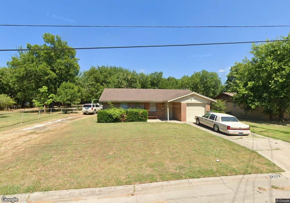 1210 S Howeth St, Gainesville, TX 76240 - photo 1