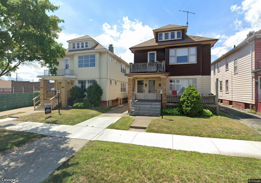 1415 Wayburn St, Grosse Pointe, MI 48230 - photo 1