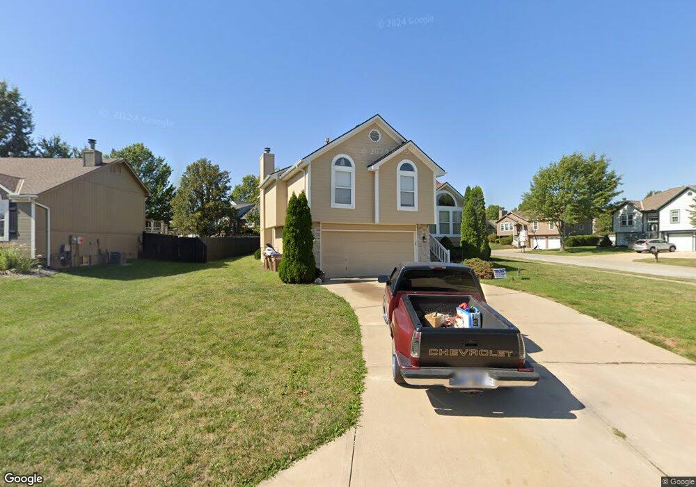 416 N Crest Dr, Raymore, MO 64083 - photo 1