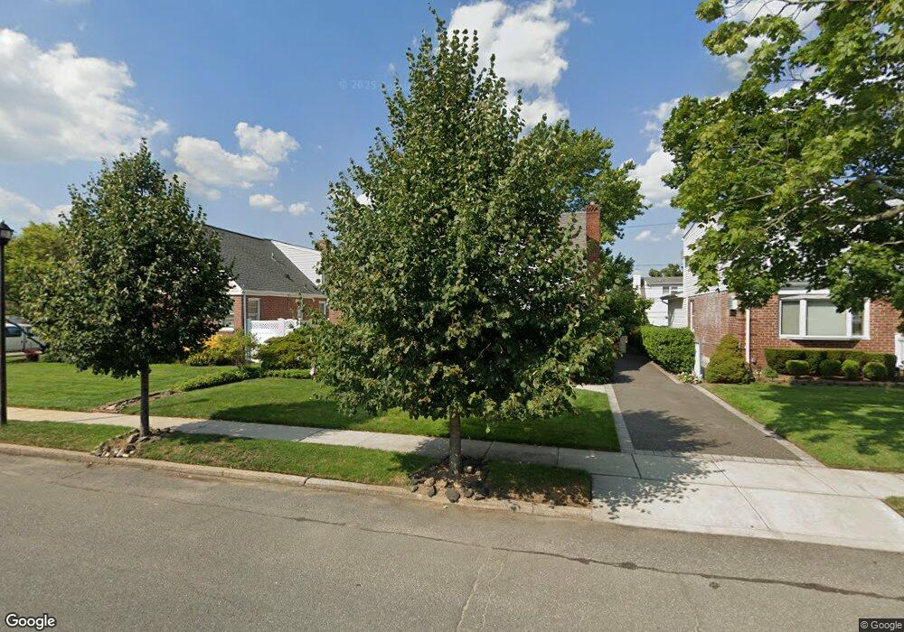 912 Oaks Dr, Franklin Square, NY 11010 - photo 1