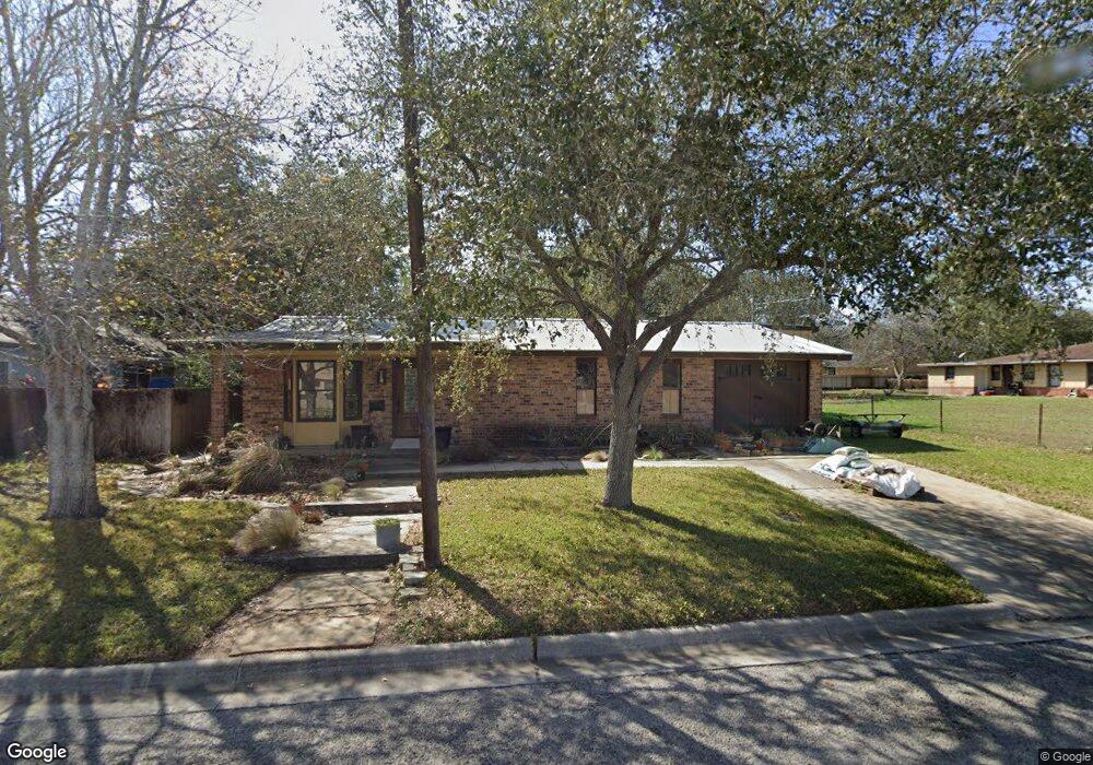 1103 N Harrison St, Beeville, TX 78102 - photo 1
