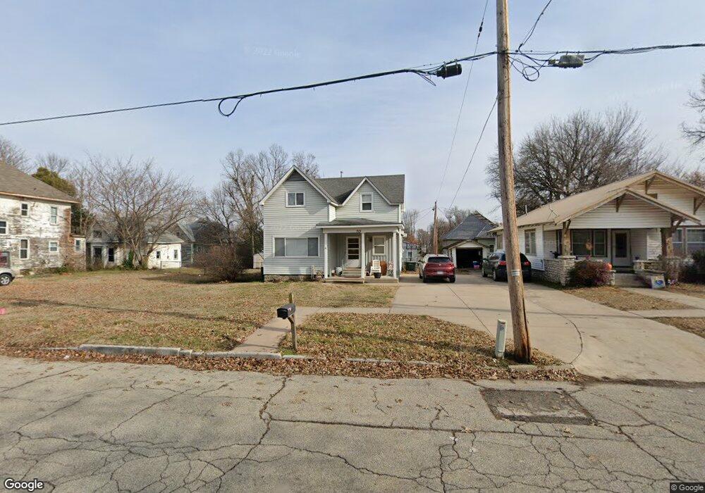 713 Lincoln St, Parsons, KS 67357 - photo 1