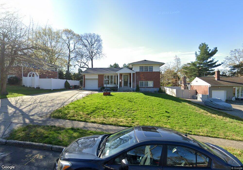 30 Genesee Dr, ComMacK, NY 11725 - photo 1