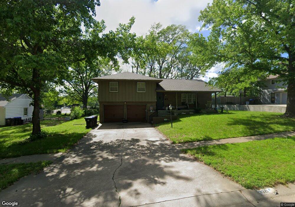 3221 SW MacVicar Ct, Topeka, KS 66611 - photo 1