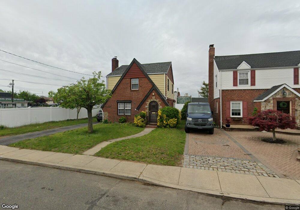 13 Greenway S, West Hempstead, NY 11552 - photo 1