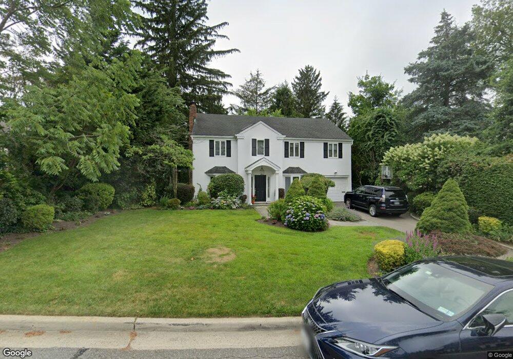 17 Vanderbilt Rd, Manhasset, NY 11030 - photo 1