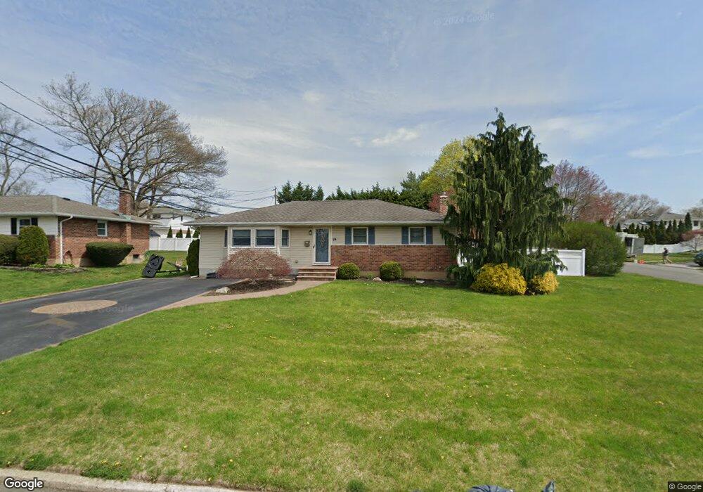 29 Hubbell St, ComMacK, NY 11725 - photo 1