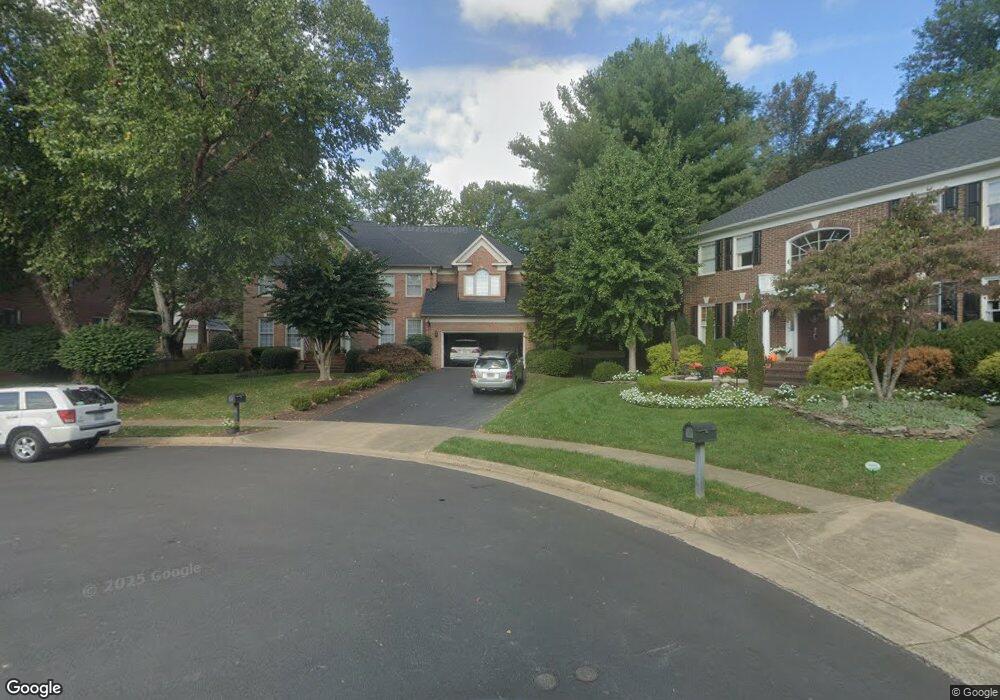 2402 Lellah Ct, Dunn Loring, VA 22027 - photo 1