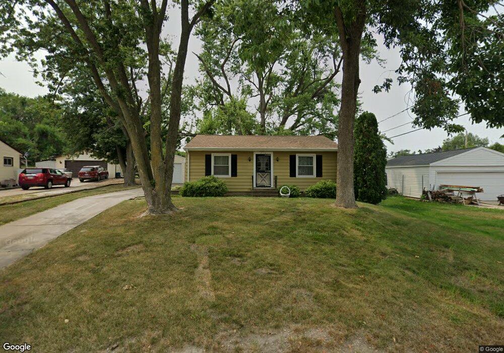 2916 Outlook Dr SW, Cedar Rapids, IA 52404 - photo 1