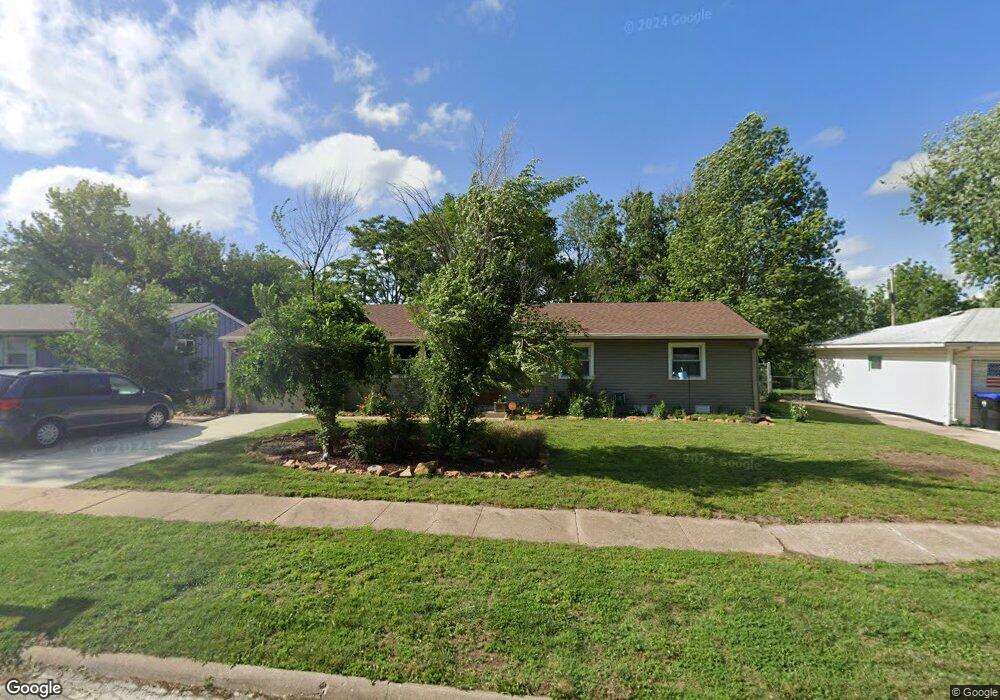 1124 SW 32nd St, Topeka, KS 66611 - photo 1