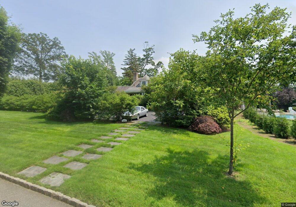 2 Beech Ln, Great Neck, NY 11024 - photo 1