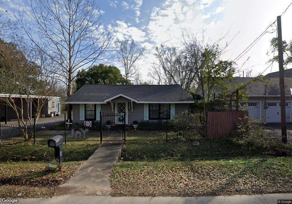 305 Epps St, Tomball, TX 77375 - photo 1