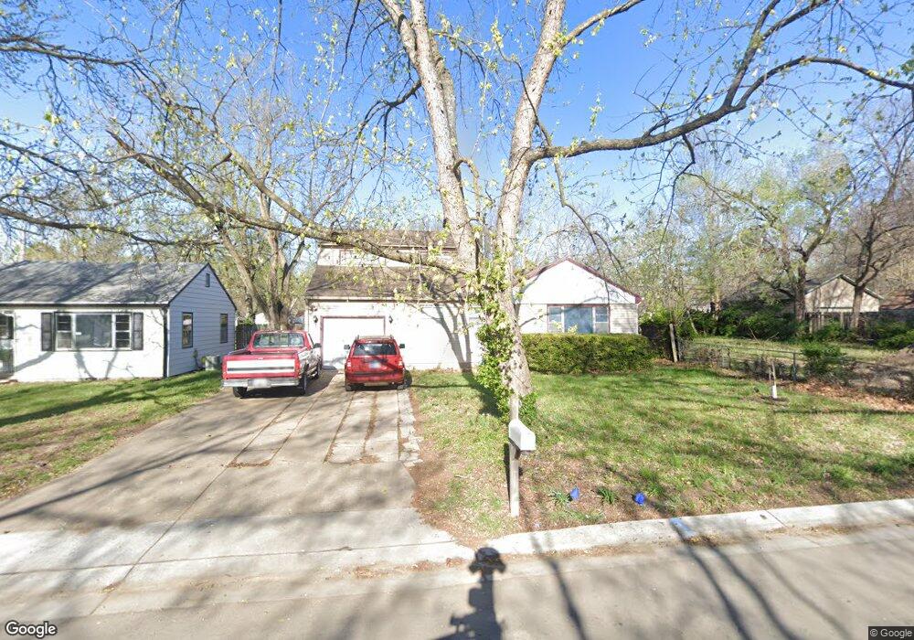 2413 SW Moundview Dr, Topeka, KS 66614 - photo 1