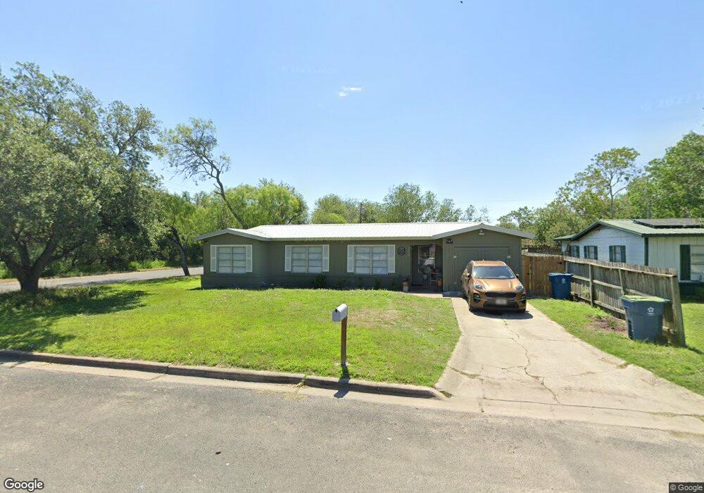 1524 E Bowie St, Beeville, TX 78102 - photo 1