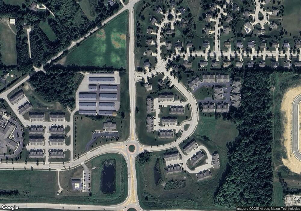 625 Cedar Bluffs Way unit 7921529-11834587, Slinger, WI 53086 - photo 1