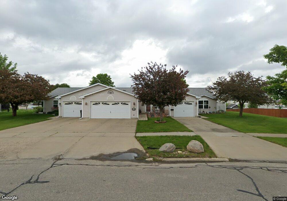 1116 Hummingbird Cir, Waterloo, IA 50702 - photo 1