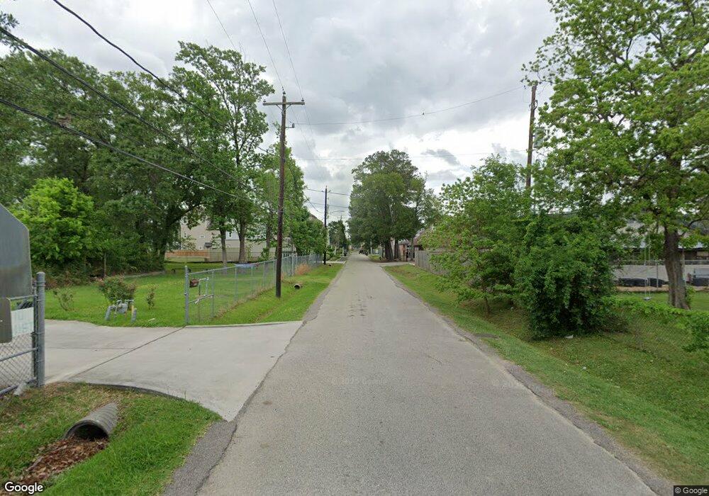 1601 W 34th 1 2 St, Houston, TX 77018 - photo 1