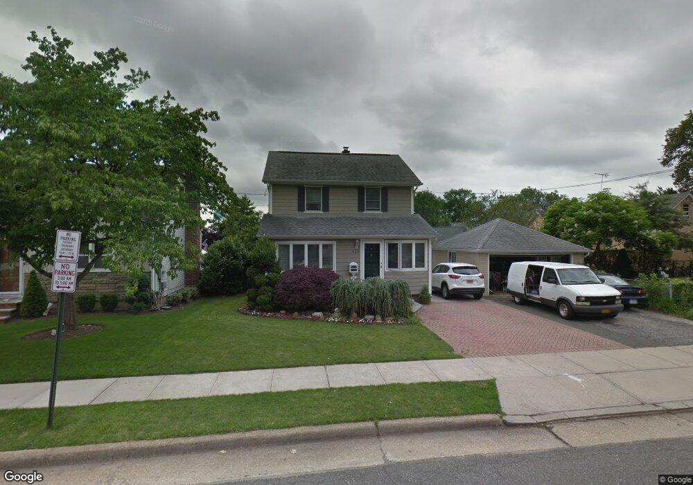 125 Musgnug Ave, Mineola, NY 11501 - photo 1