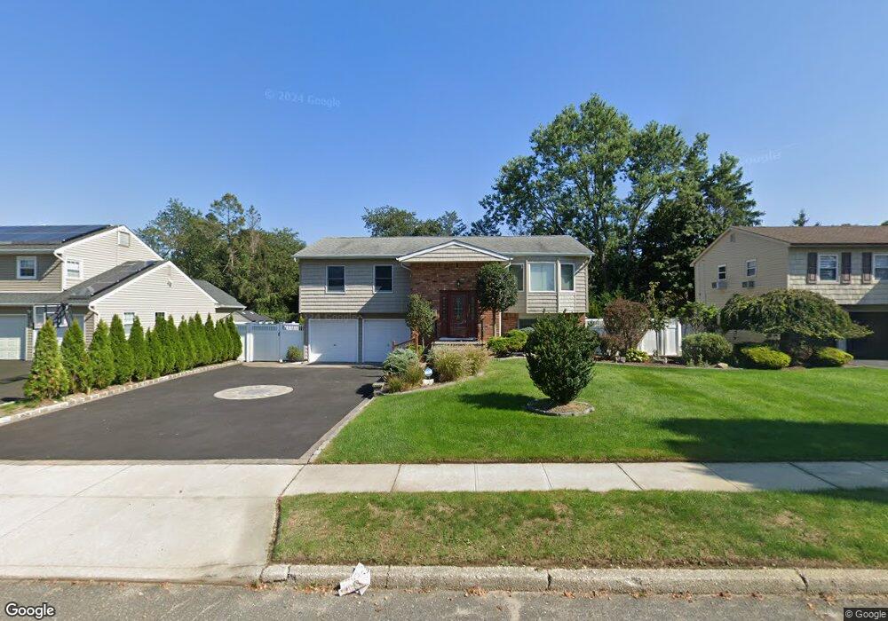 7 Shaker Ridge Ln, ComMacK, NY 11725 - photo 1