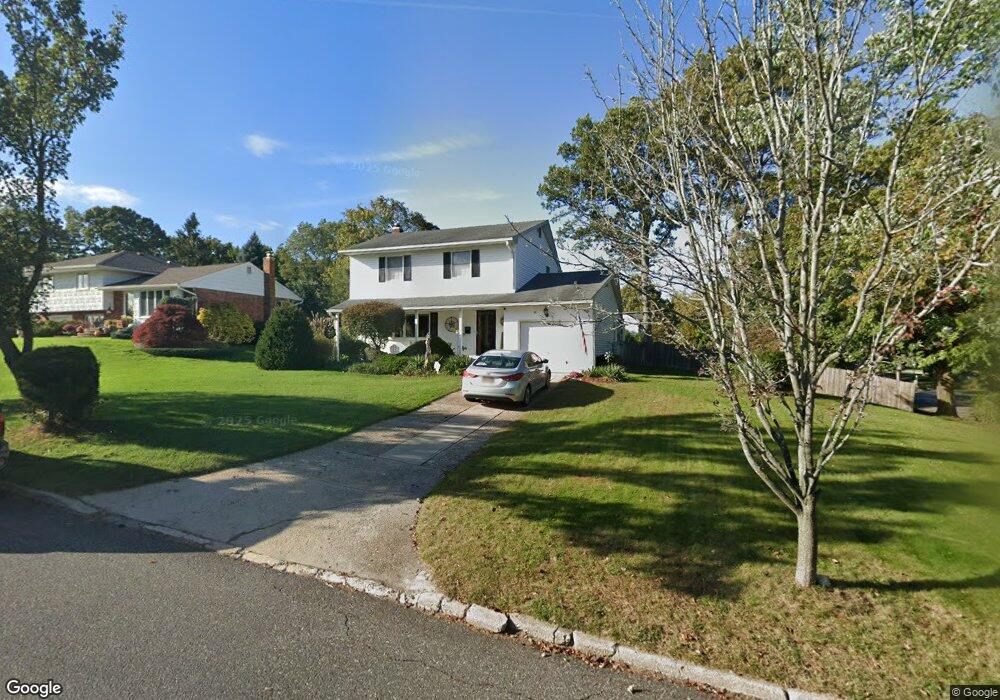 50 Roxbury Dr, ComMacK, NY 11725 - photo 1