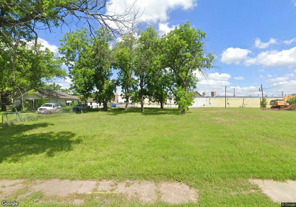 712 W Chambers St, Cleburne, TX 76033 - photo 1