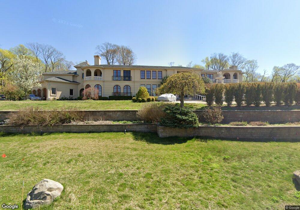 2 Half Moon Ln, Port Washington, NY 11050 - photo 1