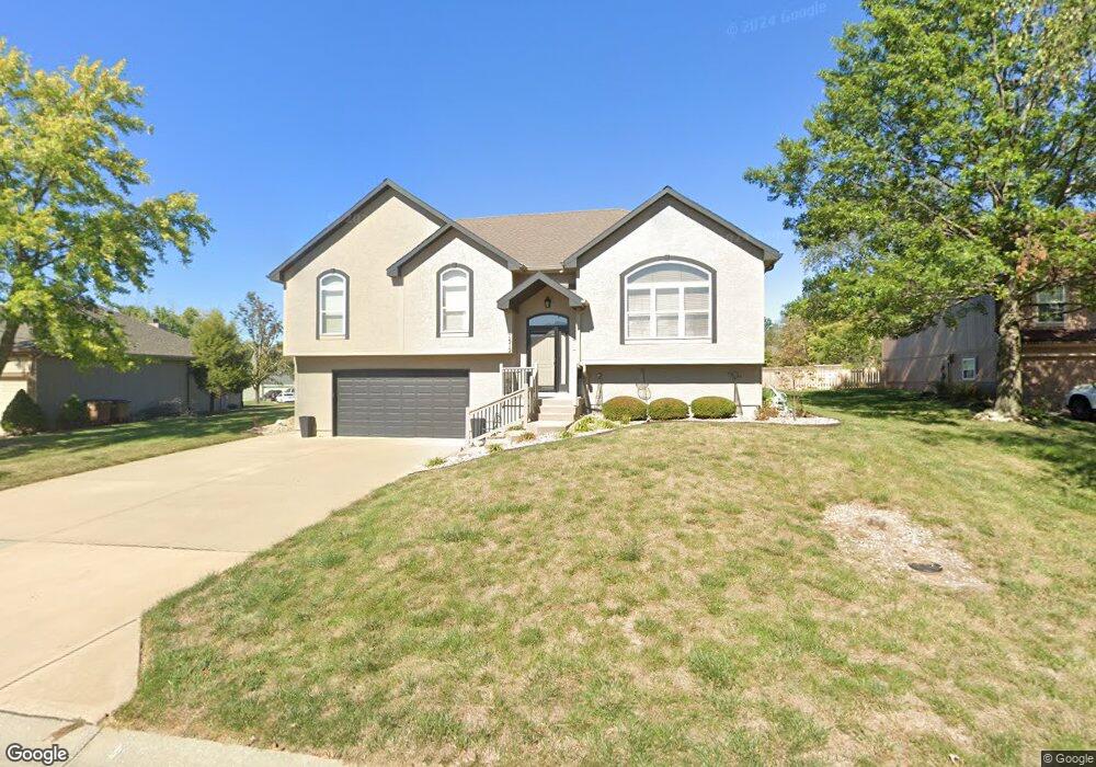 1512 Fox Run Ln, Raymore, MO 64083 - photo 1