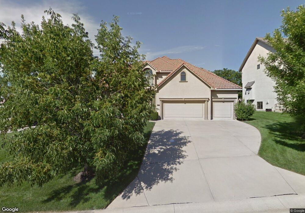 9643 Pickering St, Shawnee, KS 66227 - photo 1