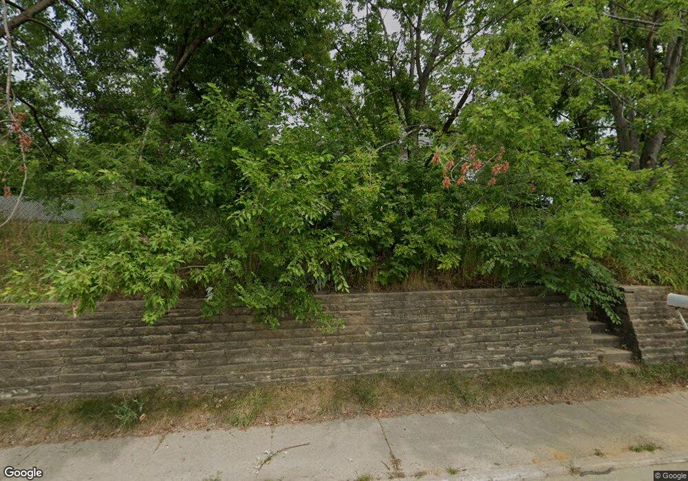 2895 J St SW, Cedar Rapids, IA 52404 - photo 1