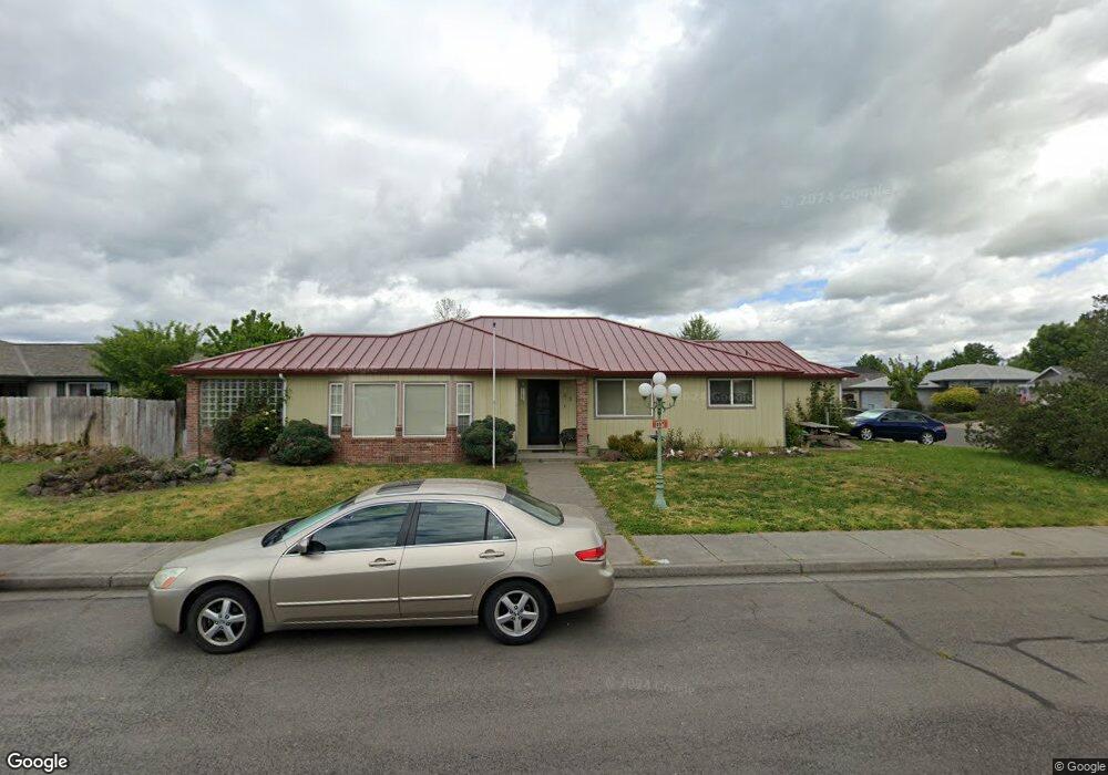 897 Forest Glen Dr, Central Point, OR 97502 - photo 1