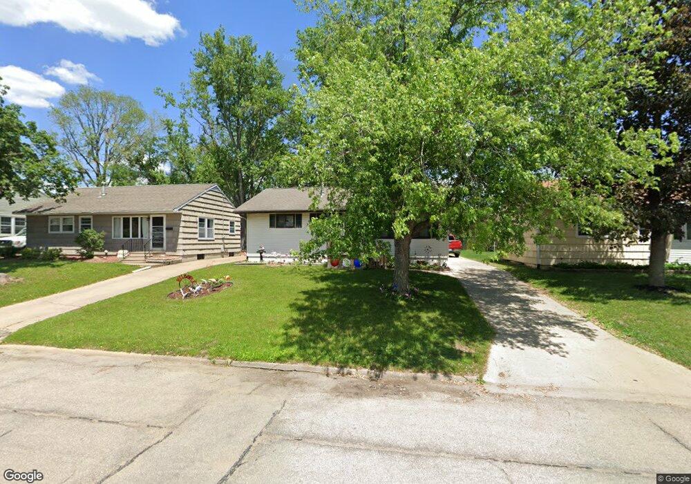1000 39th St SE, Cedar Rapids, IA 52403 - photo 1