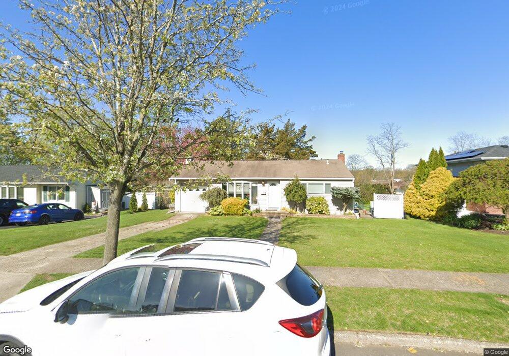 10 Putnam Ct, ComMacK, NY 11725 - photo 1