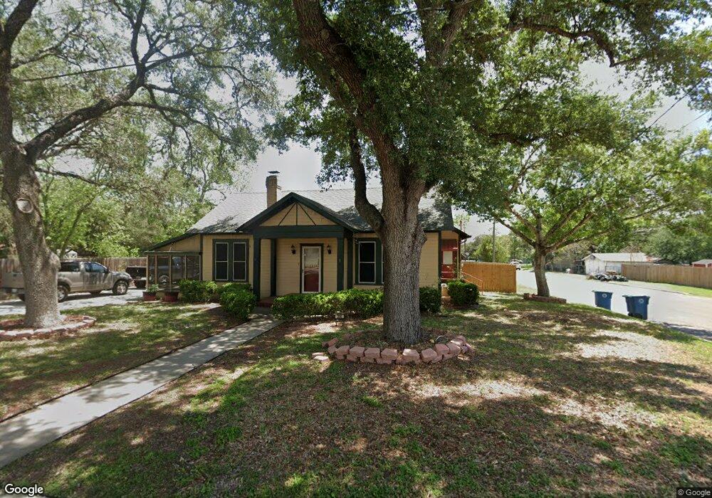 200 E Hutchinson St, Beeville, TX 78102 - photo 1