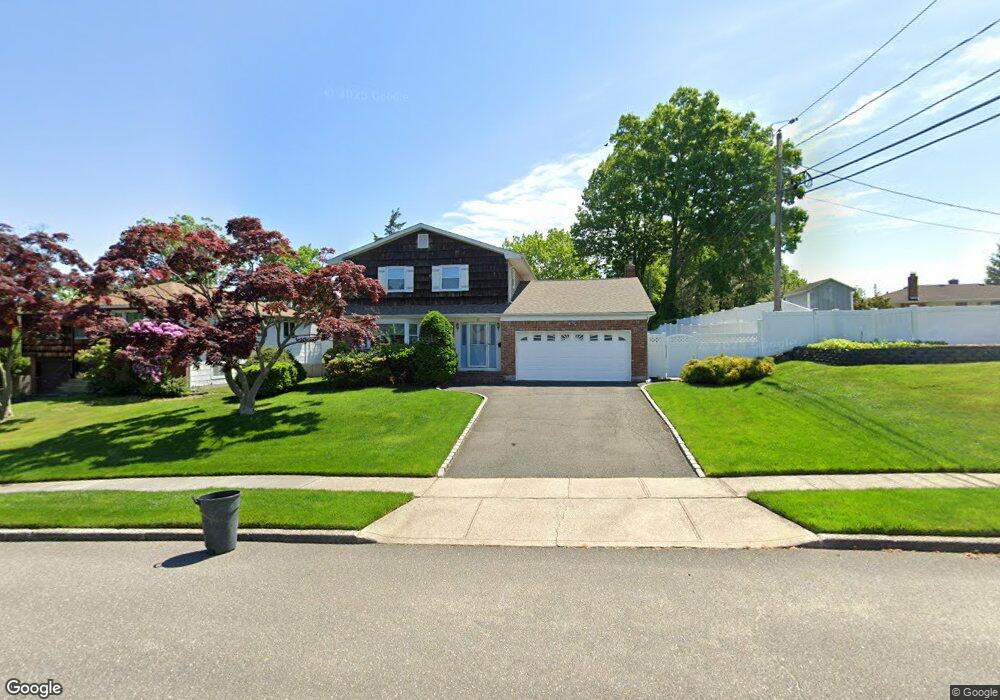 15 Pam Dr, ComMacK, NY 11725 - photo 1